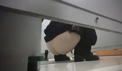 两次冒死偷窥皮肤白嫩女保安上厕所 肥美鲍鱼和窄小逼孔貌似还没人敢开苞