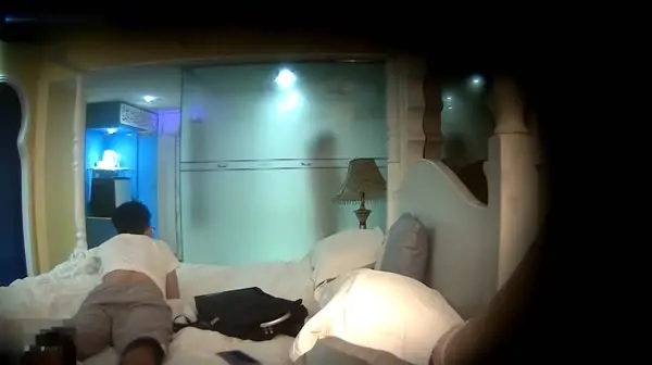 和新女友宾馆开房等她洗完澡就迫不及待把她按倒在床上草干完闻一闻她的骚穴