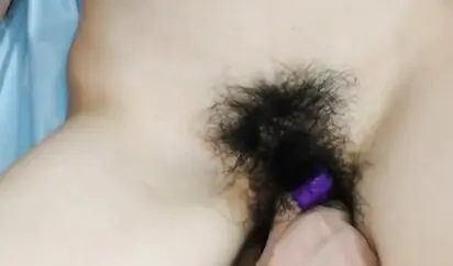 小哥出租屋露脸约炮美女同事 跳蛋和大鸡巴都无法满足她 最后用手指帮她到了高潮