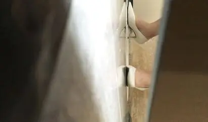 车站中心逮着机会尾随个高冷美模特进女厕偷窥她嘘嘘大概憋了很久尿溅到了高跟上