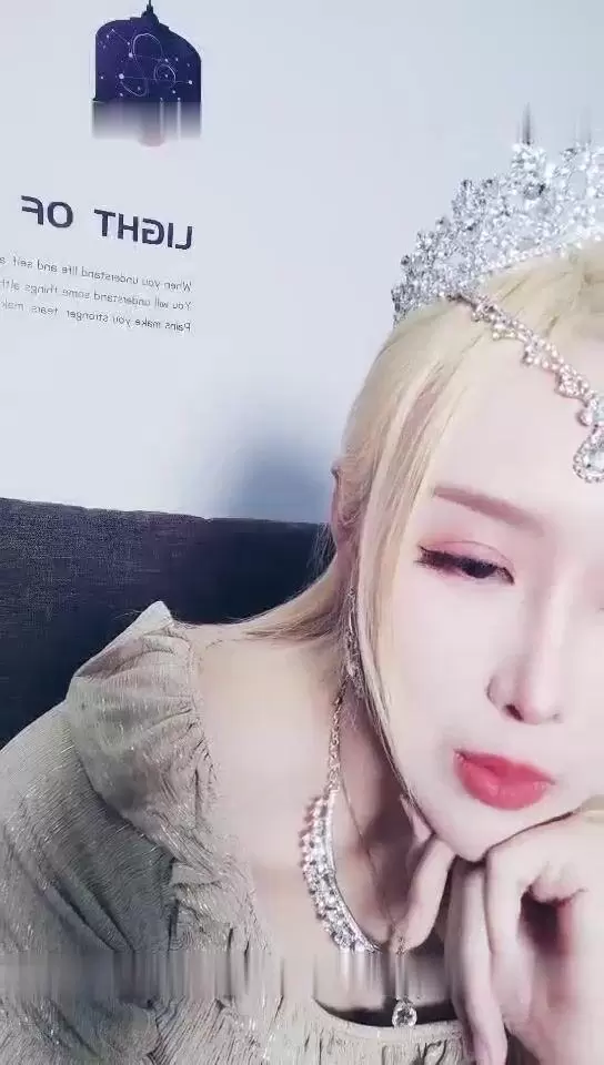 出道音乐歌手 热鲨-直播间唱起优美的歌声 介绍自己是一名歌手 专辑已经录好就是没有钱发行 致敬她