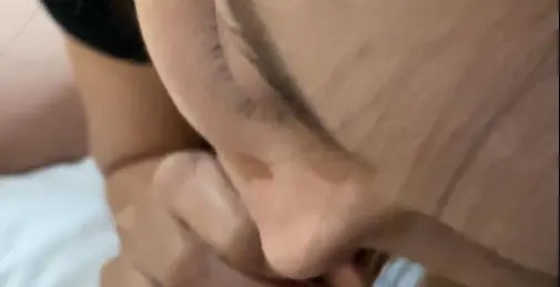 老婆贪婪的舔着我的鸡巴 并让我精液射满了她的嘴巴