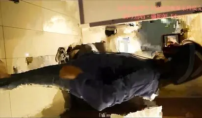 冒充星探的猥琐摄影师哄骗年轻漂亮商务嫩模美女酒店拍摄时看见极品特色一线天嫩逼 威逼利诱把她潜规则了