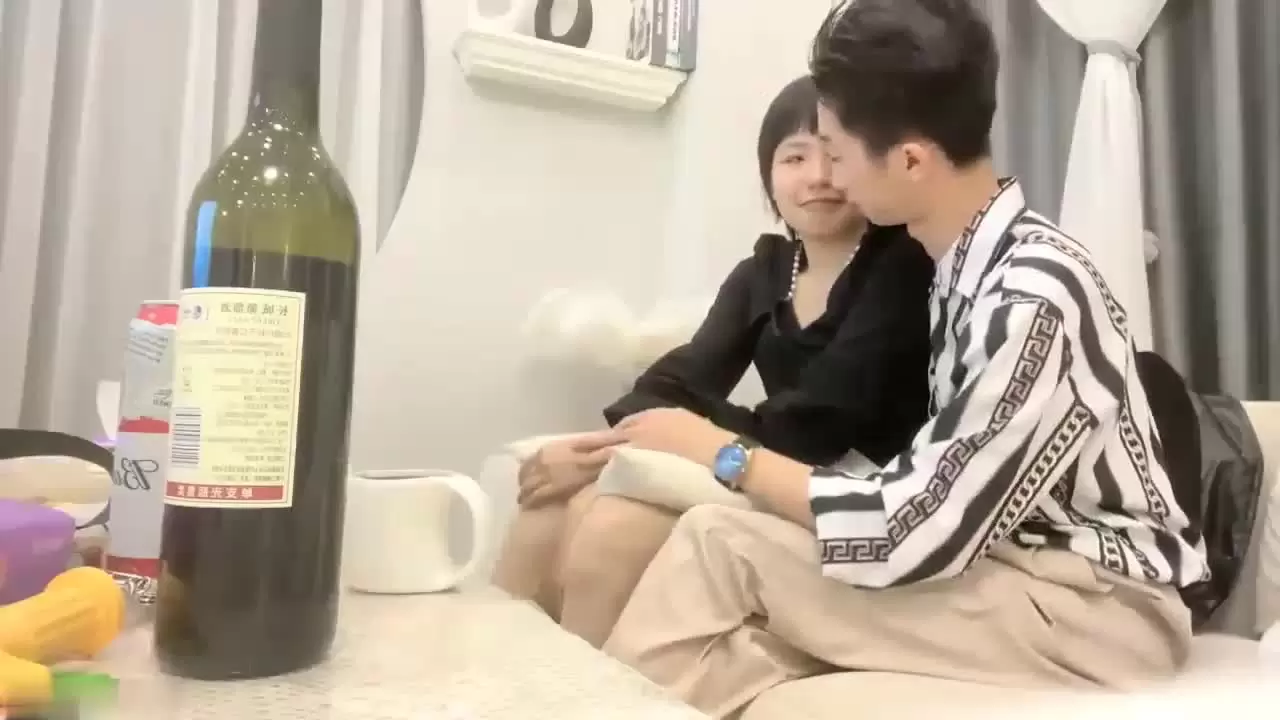 瘦子先生探花-约的良家短发妹子 喝红酒聊聊天 扒掉内裤多毛骚逼 双腿肩上扛操的受不了