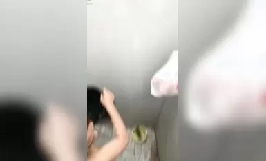 海邊隔板浴室偷窺各種小姐姐 撒尿沖涼換衣服 被發現還繼續拍(9)