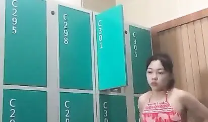 大胆女国内某大型室内温泉娱乐水世界暗藏摄像机TP女士更衣间好多年轻妹子换衣