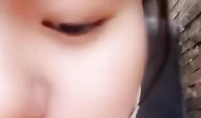 白嫩大眼萌妹温泉直播让人摸奶摸逼 还给别人打飞机这小哥不知道有没有幸福来敲门的感觉