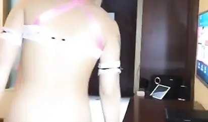 百变女神魅心半夜拿着两个大鞋垫在酒店房间淫秽表演音响太大声被投诉被保安查房