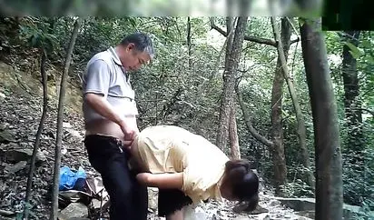 大爷小树林嫖妓付完钱迫不及待摸奶子站着干鸡巴插得不够深让小姐躺着插