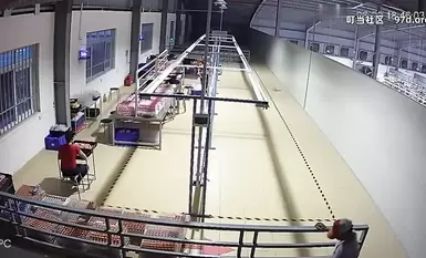 勁爆猛料監控偷拍 某工廠流水線主管潛規則女工 內射後一本正經裝作檢查工作幸虧主管是秒射男不然被發現了