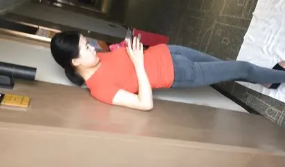 国内牛人潜入酒店员工女厕偷拍红衣牛仔裤妹子贪方便躲进维修中的客房卫生间嘘嘘