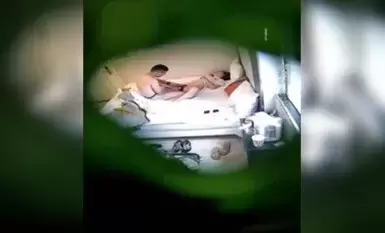 破解酒店 偷拍眼镜白领星期天约炮单位女同事开房先用小震棒热身