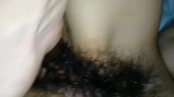 高挑气质的良家小嫂子既敏感又骚 内裤还没脱就已经湿透了 一直想要被操 毛多性欲旺没玩一会就喷潮了