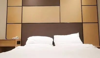 -小宝寻花-极品甜美可爱黑裙萌妹子 舌吻坐在身材舔弄口交摸逼特写 上位骑乘后人侧入猛操