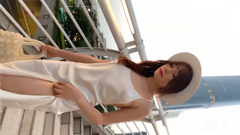 芝芝Booty 魔镜街拍之白色高跟连衣裙大长腿