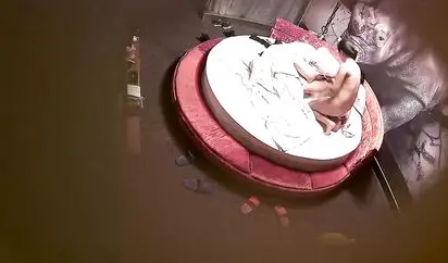 精品酒店大圆床偷拍中年事业男和少妇开房偷情搞完抽口烟