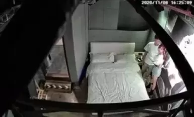 高质量情侣开炮房被偷拍 高画质清晰的拍到了正脸 紫色头发的靓丽型小美女
