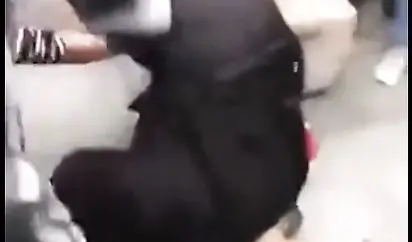 悍妇当街暴打偷手机无内女贼 众人围观看逼逼