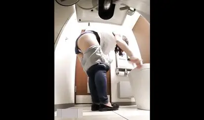 公司餐厅卫生间盗录各式白领同事如厕-职业装的妹子和大屁股美女-高清