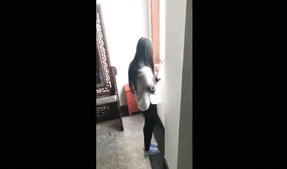 厕拍班上最漂亮的女同学 一半以上的男同学都给她写过情书 今天竟然让我看到了骚B