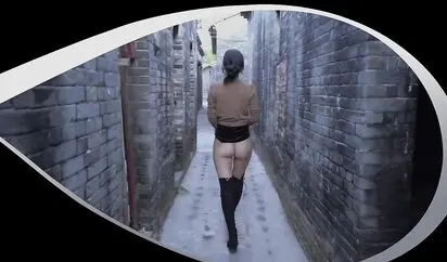 P站红人Fullfive全裸在古朴的村落里闲逛 找个舞台自慰喷水