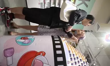 偷拍大神尾隨偷拍幾個氣質美女裙底風光 超高顏值的眼鏡美女舔狗面前CD翹臀白內