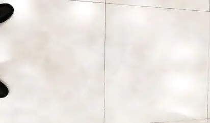 《屌哥探花》约炮白肤美空姐兼职少妇穿着黑丝开裆沙发上站着草