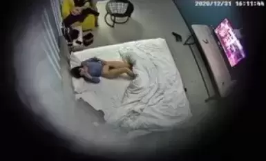 连锁酒店真实情侣开房偷拍 短发JK制服卡哇伊萝莉 和男友开房打炮