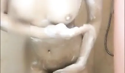 极品美女宣宝宝吖首次大尺度洗澡直播床上掰逼特写