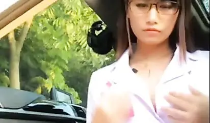 极品高颜值气质美妞护士装医院停车场 户外露出 车内紫薇秀 骚的很 路过好多人