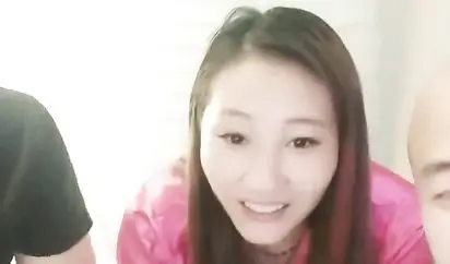 超级搞笑2男一女口交舔B啪啪内射男主播的反串跟梁家辉在东成西就里反串段皇爷的表演有的一拼