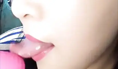 超嫩精品服装店小老板娘 趁店里没人 货架后面紫薇直播 太骚了 中间来个试衣服的客人