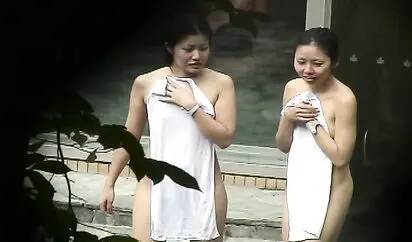长焦距拍摄露天公共温泉各种年龄段的裸体女人泡温泉 雪白肌肤诱人美乳肥臀看的绝对过瘾
