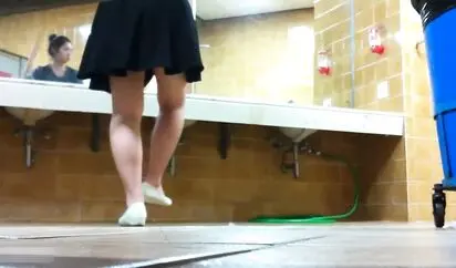 手持移动设备偷录公共卫生间各色美女少妇尿尿 形态各异逼逼看得让人欲火焚身