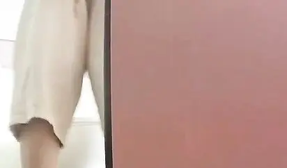 海边浴场女厕偷拍来换衣服顺便尿尿的美女其中有几个身材不错的颜值美少妇