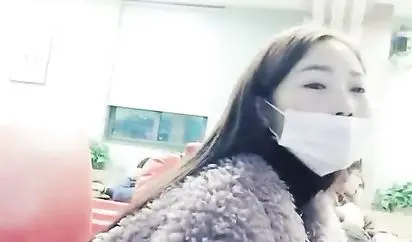 98年性感美女在某豪华网吧勾引外卖小哥到厕所啪啪 门忘保险了刚准备干被人看见 吓得2人偷到杂物房操