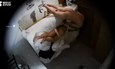 偷拍小胖哥吃完炸鸡后入趴在床上玩手机的女友貌似弄伤了女炮友还给搽药膏