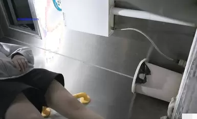 師范大學附近公共廁所正面全景偷拍青春靚麗學妹第十期-黑短褲