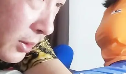 上点年纪的大叔跟年轻小妹的战斗 大叔忒狠了扒光小骚逼直接吃奶舔逼 手指猛抠拽着头发玩老汉推车