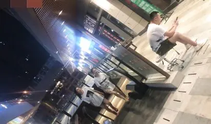 新流出国内厕拍大神商城尾随靓妹进女厕近距离偷拍不少美穴4K高清原版