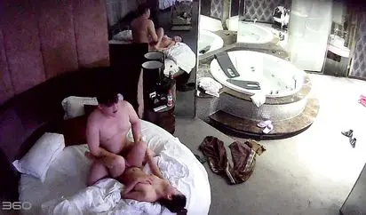 酒店水滴摄像头偷拍眼镜小胖和女友啪啪胖哥这小鸡鸡估计满足不了这骚女友