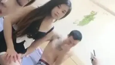 大战四个美女调戏美女们想操哪个就操哪个