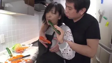 舌ったらずで超剛毛 肉感熟女のマン汁サラダ