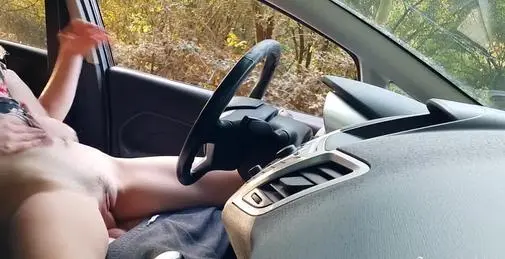 野外露屌 车里撸管被发现 天真小妞竟然决定帮我一把