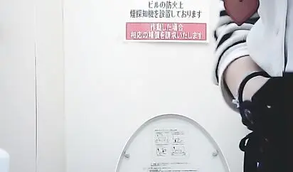 最新流出角度正点偸拍美女如云高级餐厅各种风格气质美女方便大衣美眉的尿尿方式有点特别啊