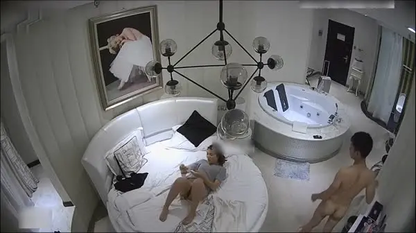 特色酒店听对话像是女的有事求男的被带到酒店说事 占女便宜趁机啪啪 女的也不反抗