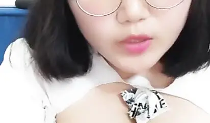 一坊童颜巨乳年轻眼镜妹鹿宝0618一多自慰大秀 木耳肥嫩湿润 激情自慰 很是诱人