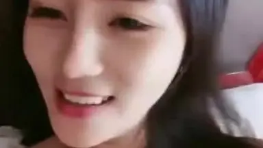 骚气大奶妹子双人爆菊啪啪秀表演吸蛋骑乘插菊花搞完自己在用道具JJ爆菊很是诱惑喜欢不要错过