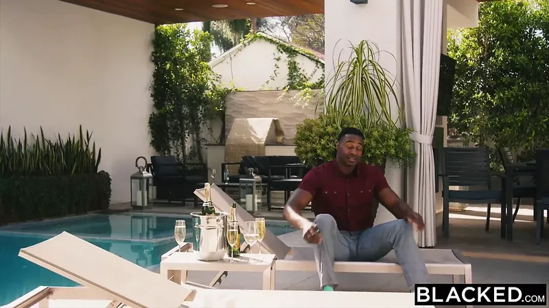 的伊芙琳克萊爾接受兩個大黑吊