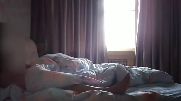 大神牛哥约炮影视剧组内实习妹子按在床边爆操啊啊淫声不断没经同意又是内射休息一会又干一炮